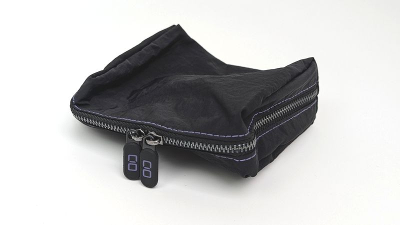 CIOロゴ付きのシンプルデザインのガジェットポーチ