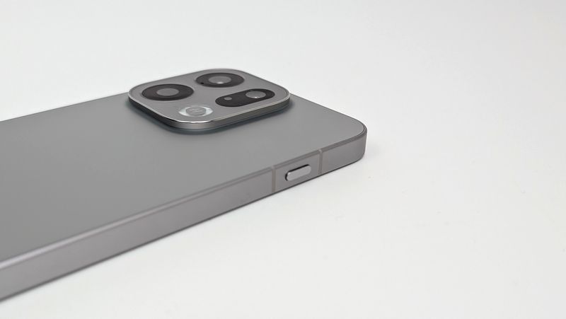 左側面にスナップキーを搭載！