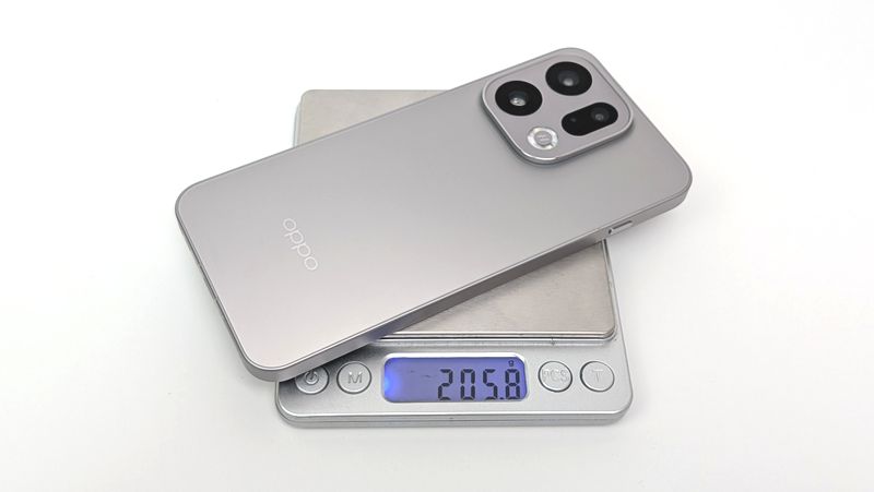 重さは公称203g