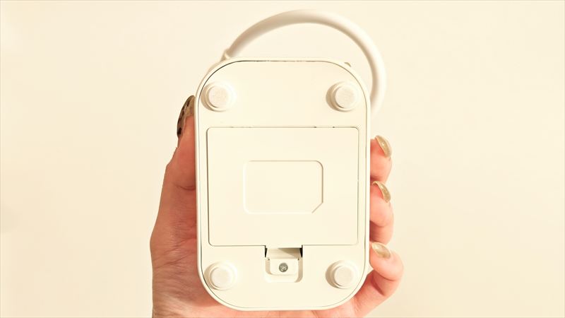 電池を入れる際は、本体裏側のネジを外してフタを開ける仕様