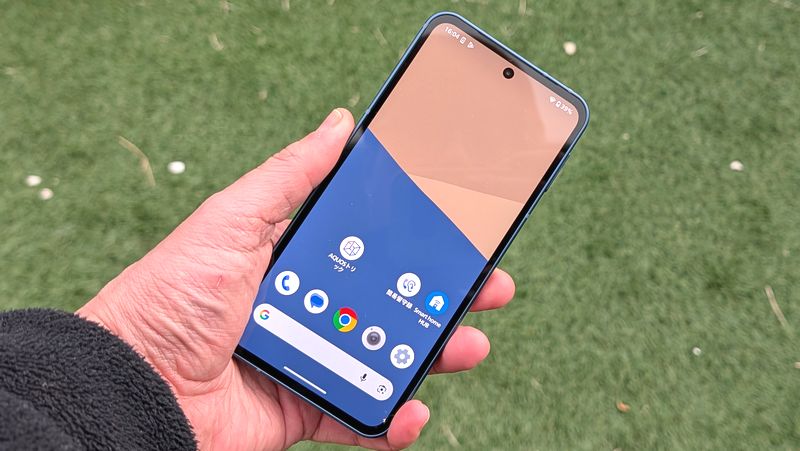 公称ピーク輝度は2000nitsで屋外での視認性は良好