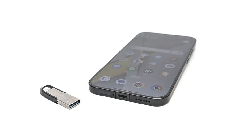 USBメモリに変換アダプタを付けて挿すと自動認識される