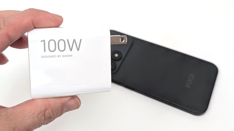 100W急速充電対応のACアダプターが同梱