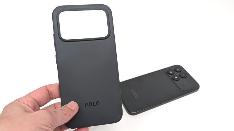 ソフトタイプの保護ケースが同梱！