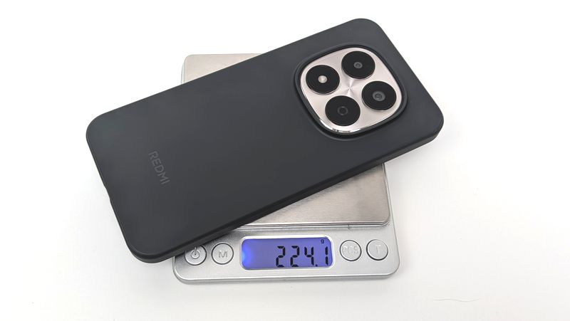 ブラックカラーのソフトタイプの保護ケースが付属!