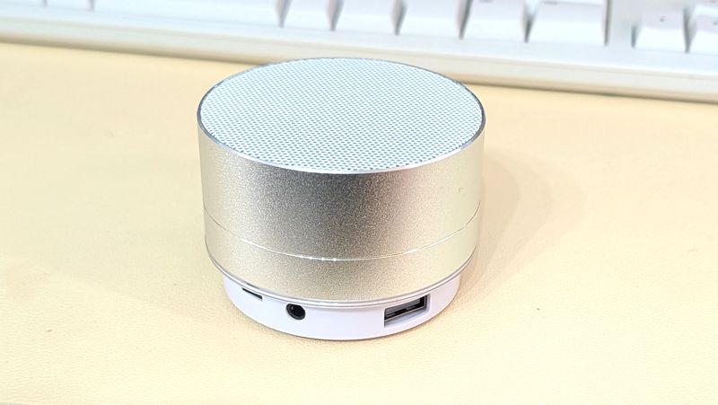 AUX端子付きでイヤホンなどを有線接続できる