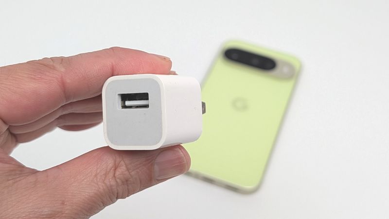 ずいぶん前のiPhone付属のUSB-A充電器で充電
