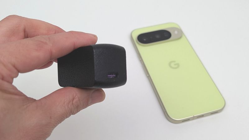 CIOの65W PD急速充電器で充電！