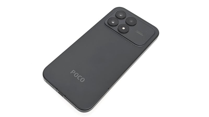 望遠カメラを新たに採用のトリプルカメラ