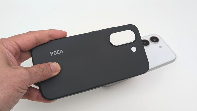 ブラックカラーのソフトケースが付属