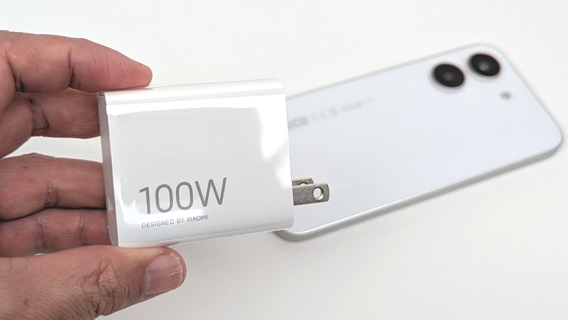 100W充電対応のACアダプター同梱