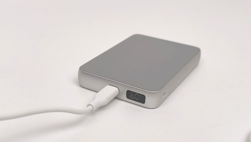 バッテリー残量パーセント等が表示されるディスプレイ