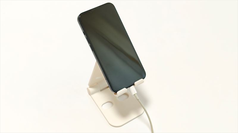 スタンドに置いたまま充電OK