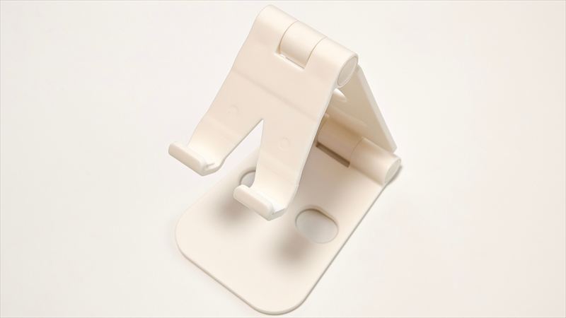 ダイソー「折りたたみ式スマホスタンド」の特徴と使用感をレビューした内容