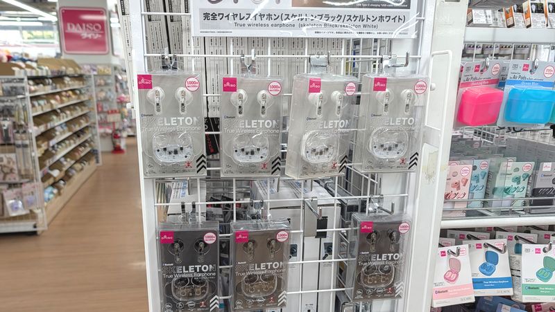 ダイソー「スケルトン 完全ワイヤレスイヤホン」のカラーと価格