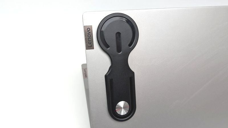 ディスプレイ背面に沿わせて収納