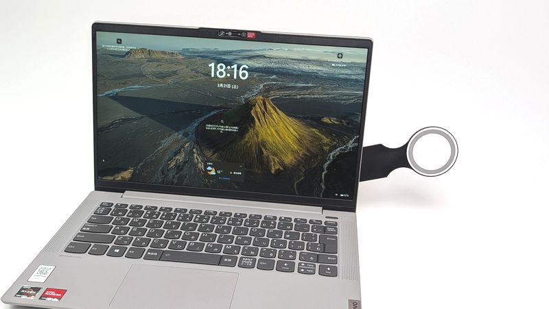 スマートフォンはマグネットで固定