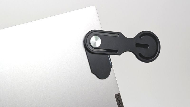 ダイソー「マグネット式 ノートパソコン用スマートフォンホルダー」はオンライン販売あり！