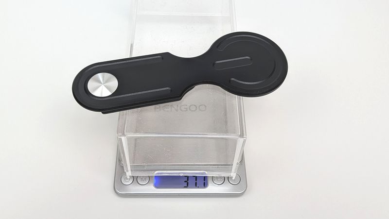 ダイソー「マグネット式 ノートパソコン用スマートフォンホルダー」のサイズと重さ