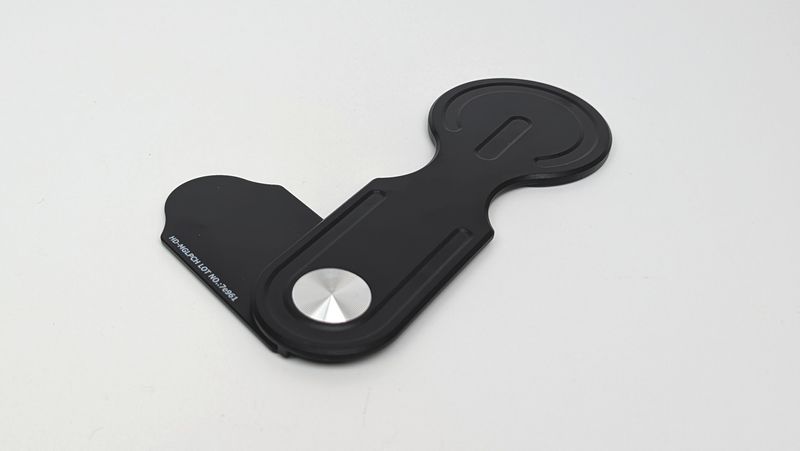 ダイソー「マグネット式 ノートパソコン用スマートフォンホルダー」の特徴と使用感