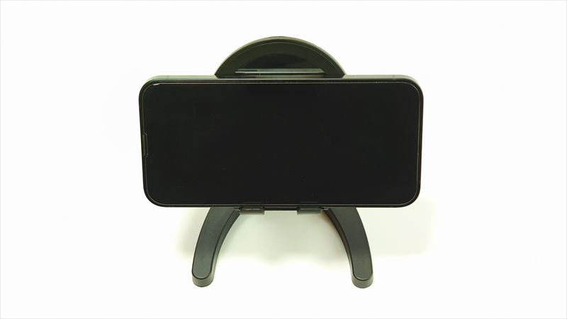 オンライン通話やレシピチェックのときは縦置きなど用途に合わせて向きを変えられる