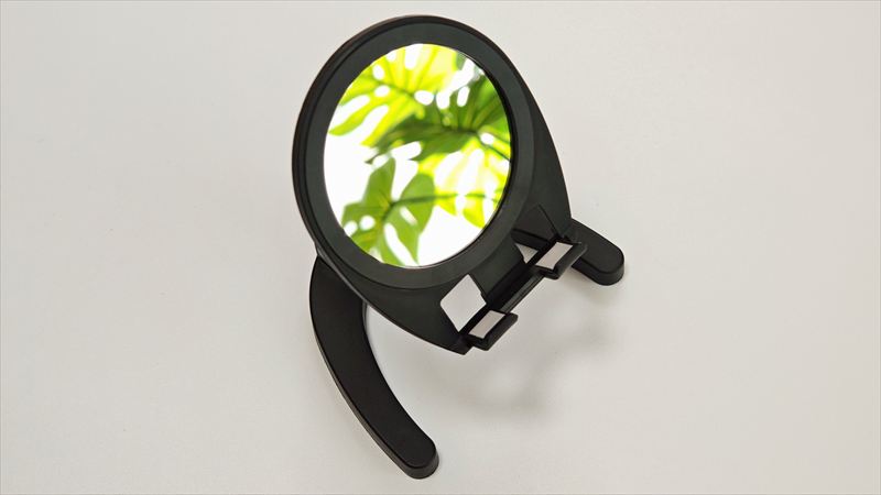 ミラー付きで身だしなみチェックもできる