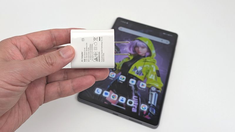 同梱されているのが20W充電対応のACアダプター