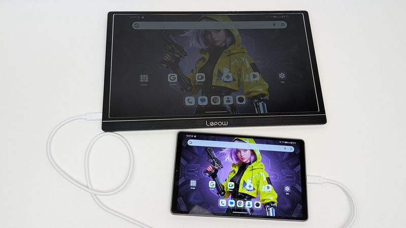 有線ケーブルで外部ディスプレイに映像出力が可能