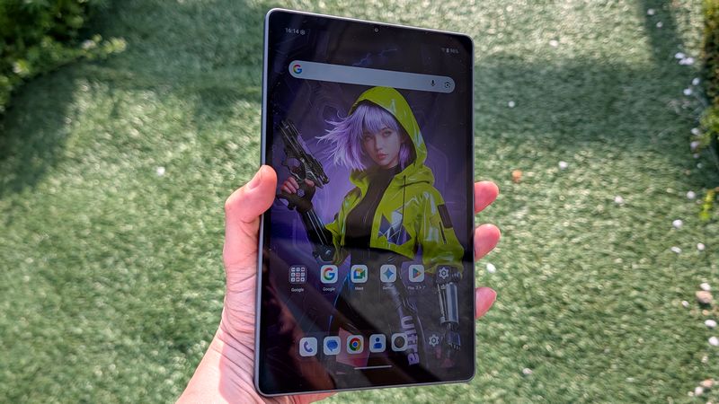 500nitのピーク輝度で屋内利用には十分な明るさ