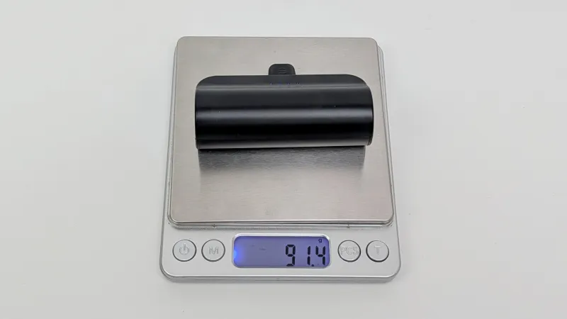 ダイソー「スマホ直挿し 5000mAhモバイルバッテリー」の重さ