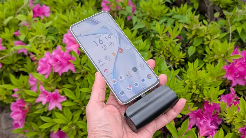 スマホと直接接続できて充電しながらスマホを使いやすい！