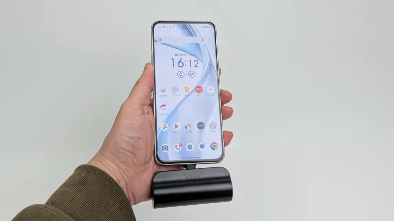 スマホのUSB Type-Cポートにモバイルバッテリーを直接接続