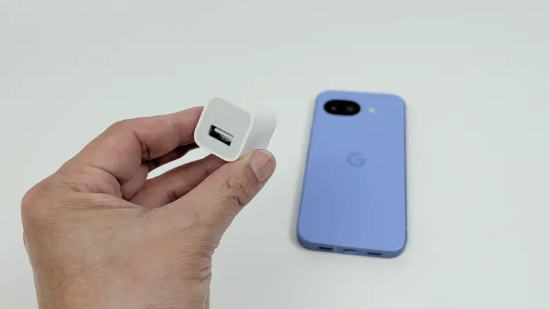 ずいぶん前のiPhoneに付属の充電器で「Google Pixel 10a」を充電！