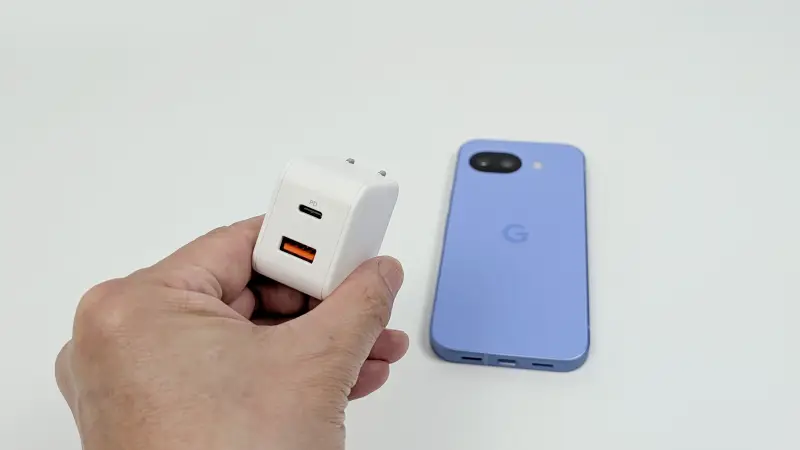 無印良品の20W出力対応のPD急速充電器で「Google Pixel 10a」を充電！
