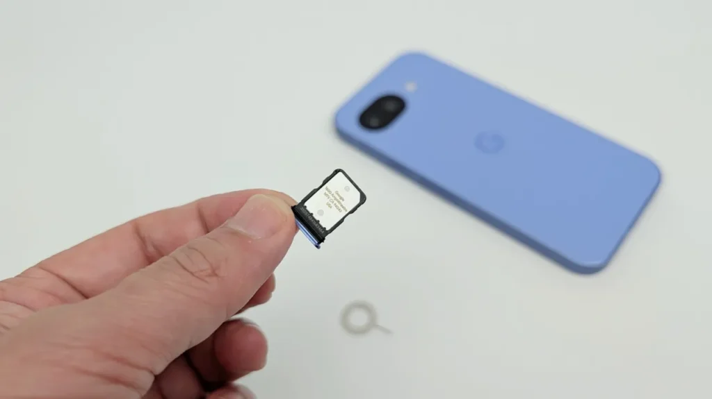 カードスロットに挿せるのは物理SIMのみ！microSDカードは非対応！