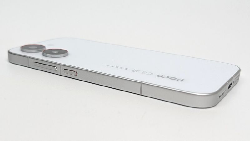 カメラボタンやAIボタンは非搭載のシンプルな側面ボタン