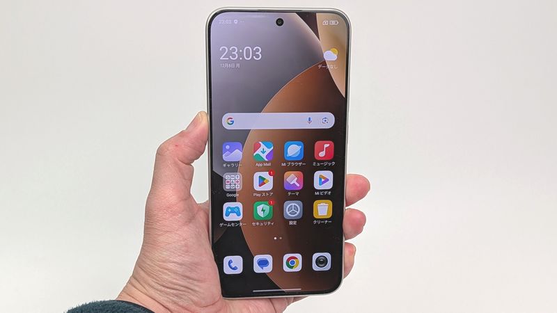 120Hz対応の大画面6.83インチ有機ELディスプレイを搭載