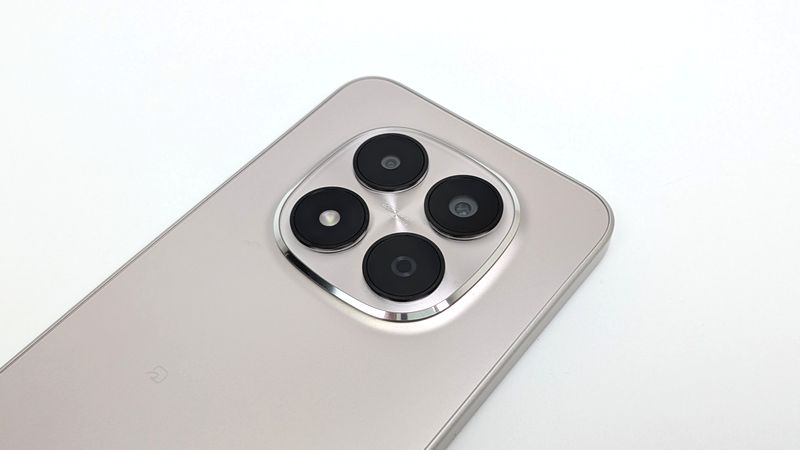 光学手ブレ補正対応の2億画素カメラが大きな特徴