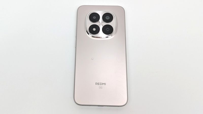 カメラ部分が目立つデザインは好みが分かれる