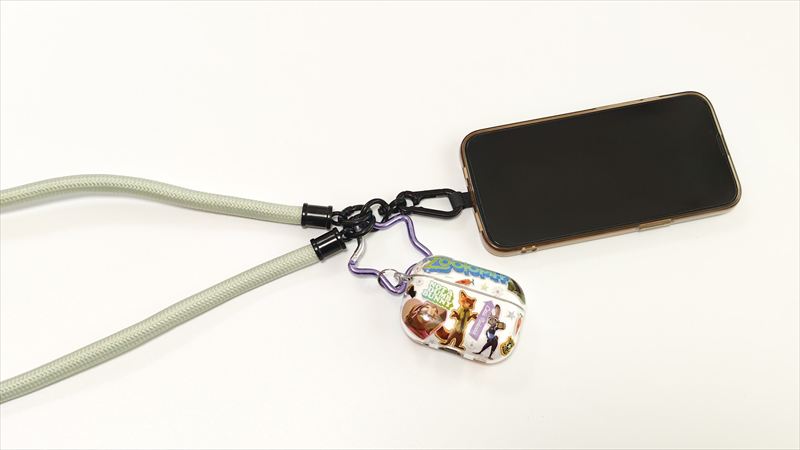 ダイソー「パラコードスマホショルダー」は、ストラップ部分のリングにイヤホンケースなどの小物も掛けられる