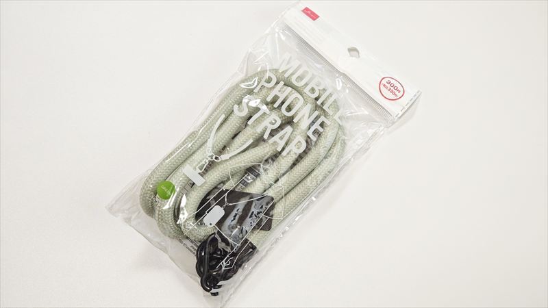 ダイソー「パラコードスマホショルダー」はホールド力高めで安定感◎