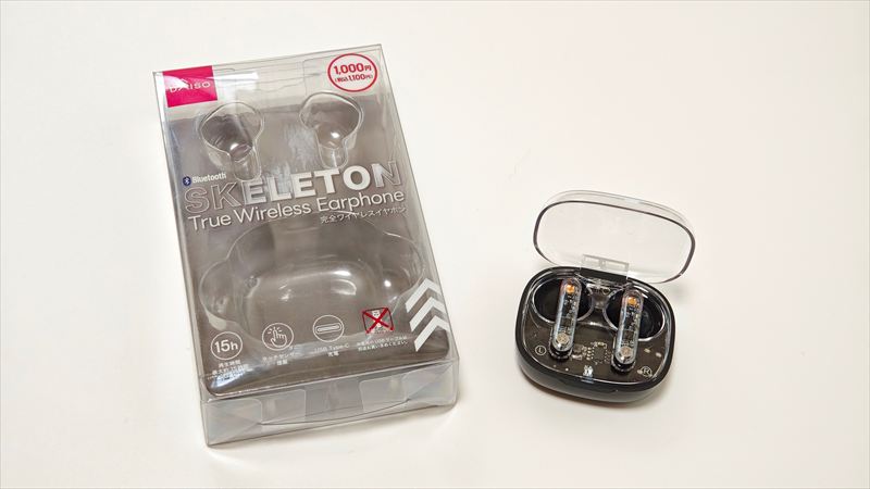 ダイソー「スケルトン 完全ワイヤレスイヤホン」の特徴と使用感をレビューした内容