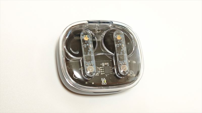 内部が見えるスケルトン仕様のデザイン