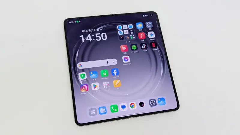 折り目ゼロに近づけた8.12インチのメインディスプレイ