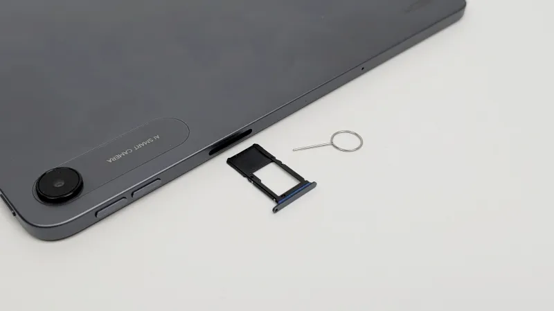 カードピンでmicroSDカードを挿せる！