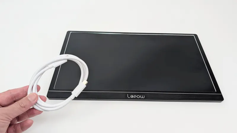 映像出力対応のUSBケーブルを使って外部ディスプレイと接続