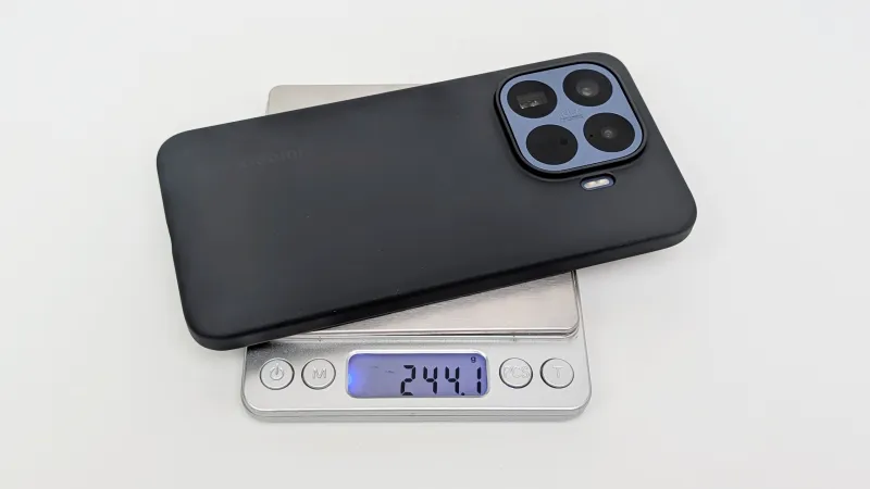 ブラックカラーのソフトケースが同梱