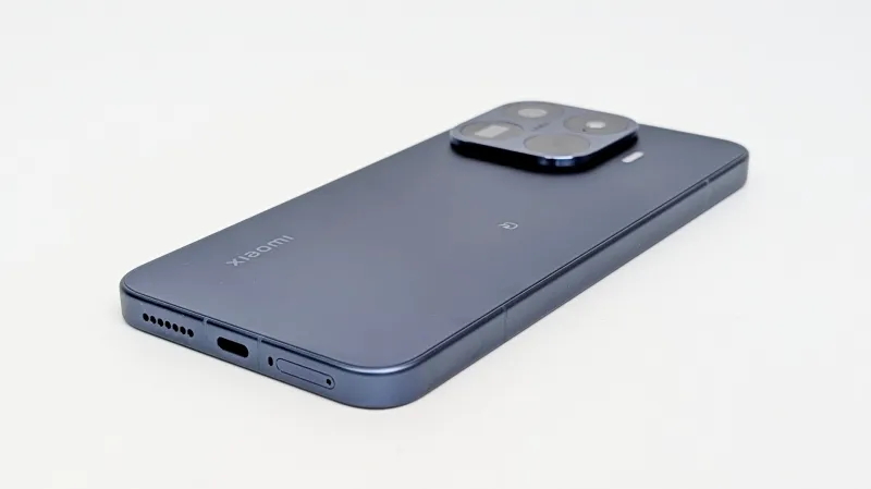 大容量7000mAhバッテリーと100W急速充電の強力な組み合わせ