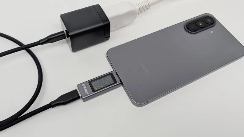 実際にスマートフォンを接続して充電ワット数をチェック