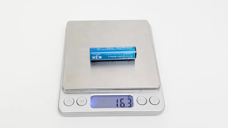 一般的な単3電池よりも軽くて持ち運びしやすい